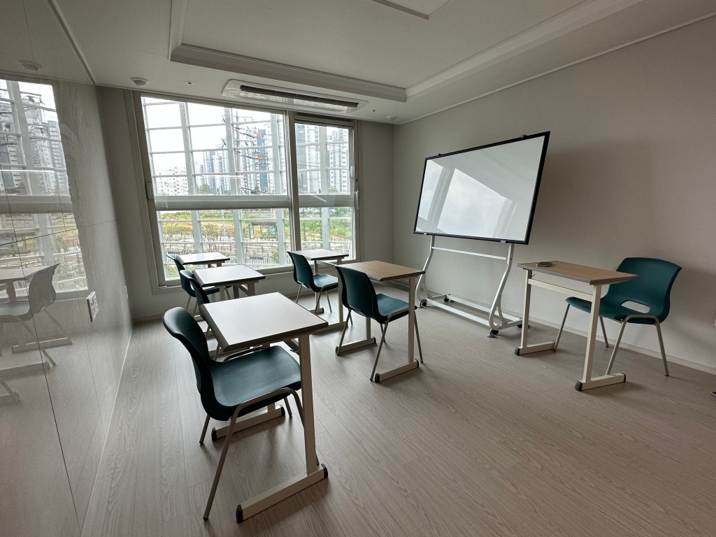 Finally set up our class rooms!드디어 교실들이 정리가 되어가요&nbsp;:)